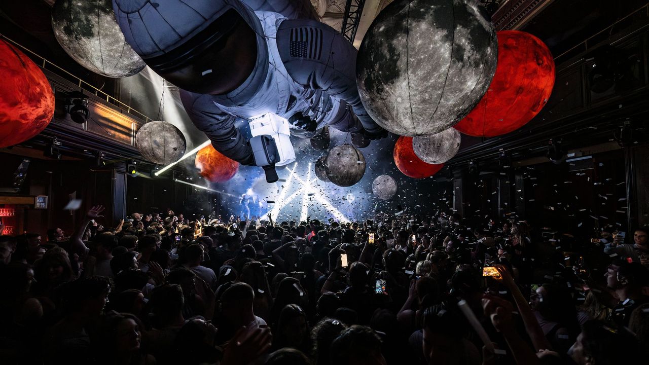 Astronaut gross